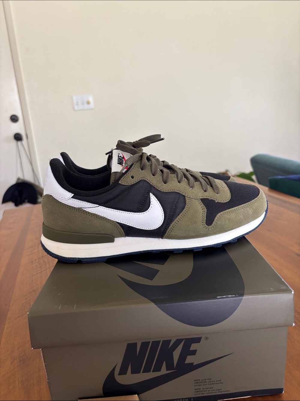 Nike Olive Green, Black & White Men's Running Shoes - Picture 4 of 9